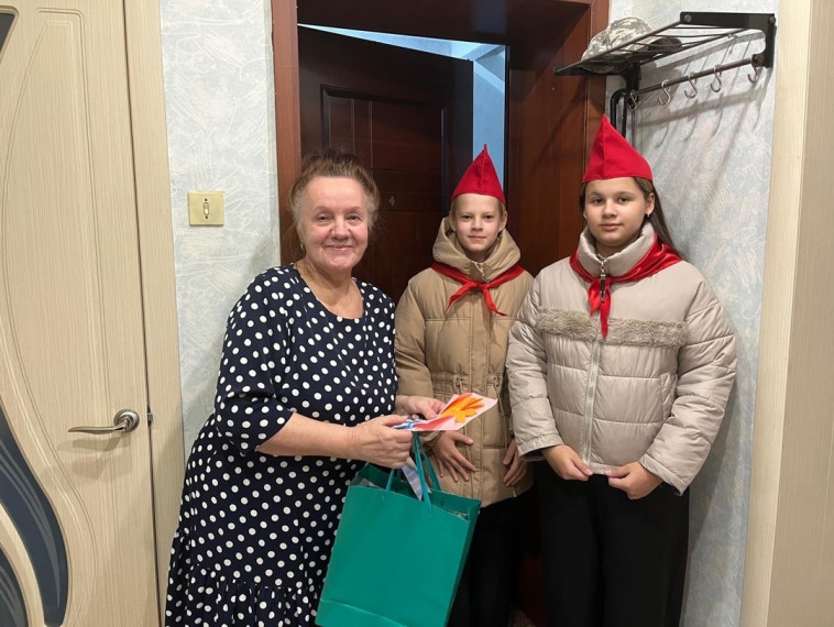 Поздравление ветеранов педагогического труда.